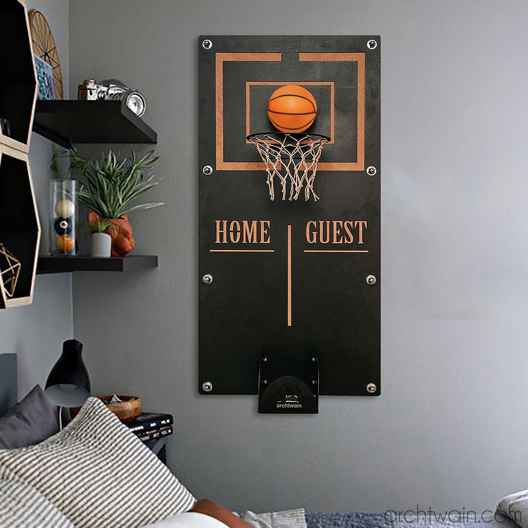 Salon duvarında Mega Craft basketbol potası