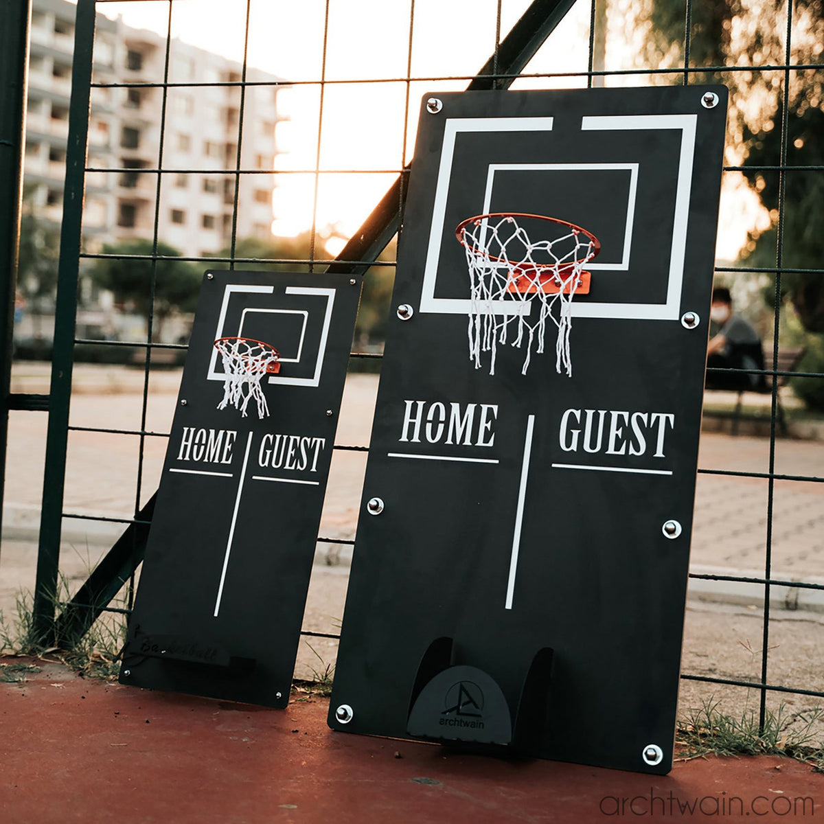 Salon duvarında metal basketbol potası