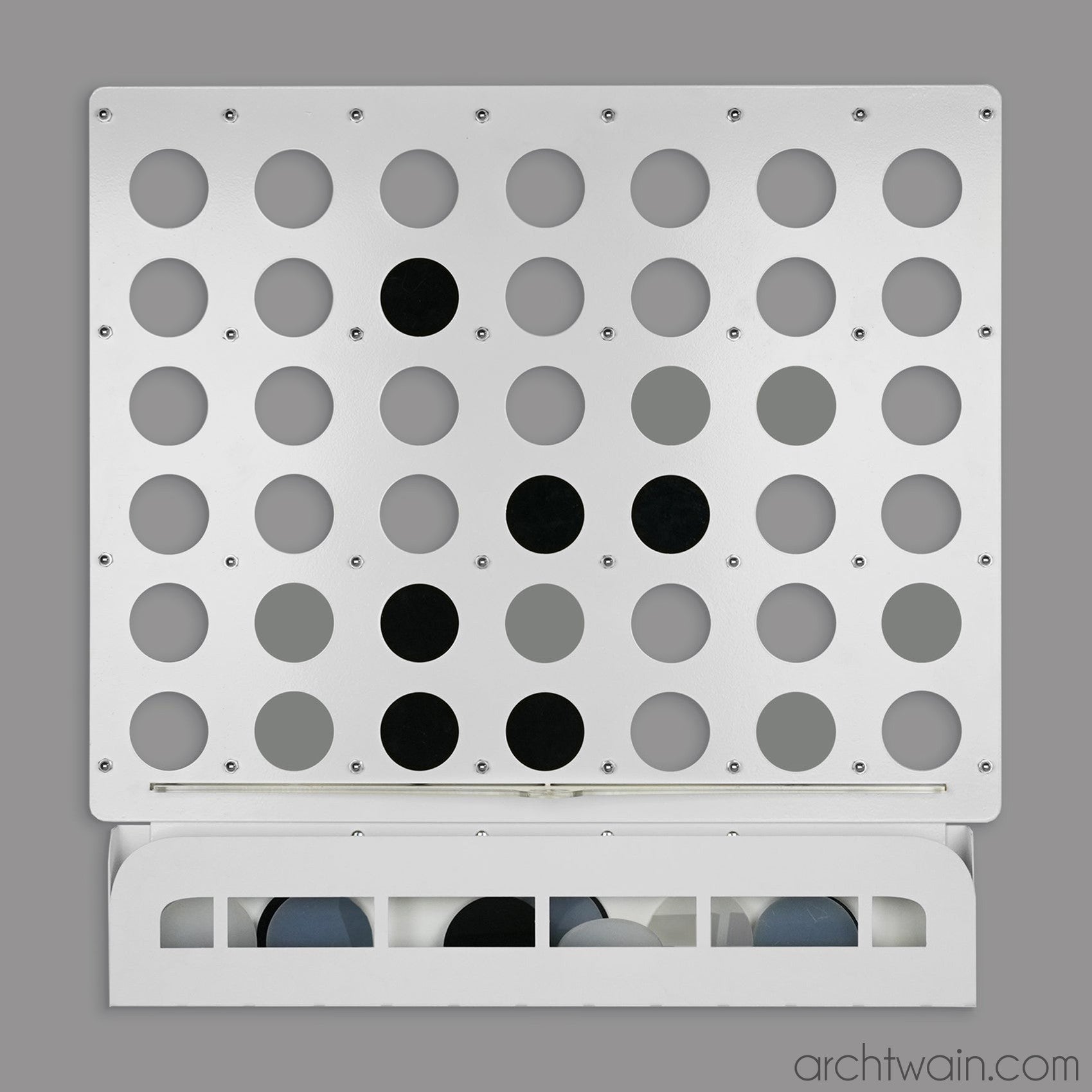 Beyaz Connect Four duvar oyunu, yakın görünüm