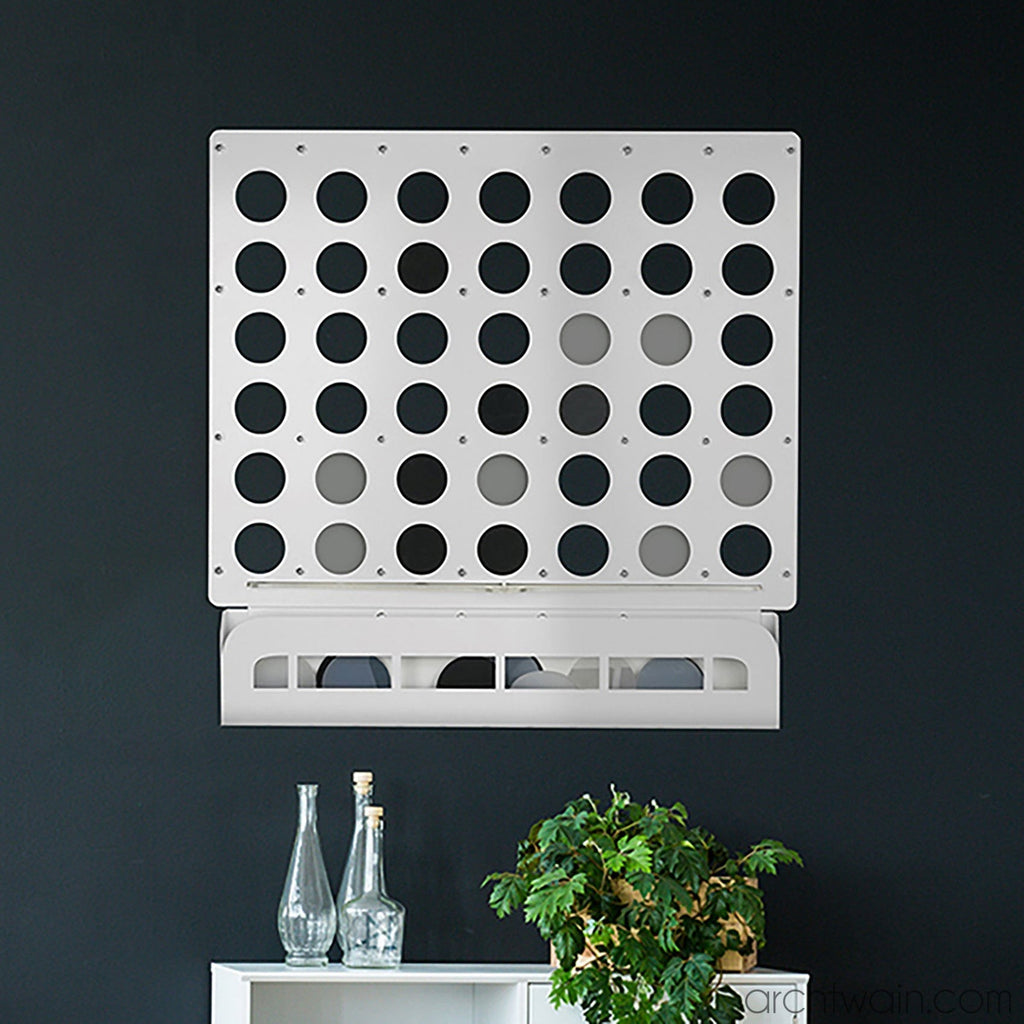 Beyaz dörtlü bağlama (Connect Four) duvar oyunu