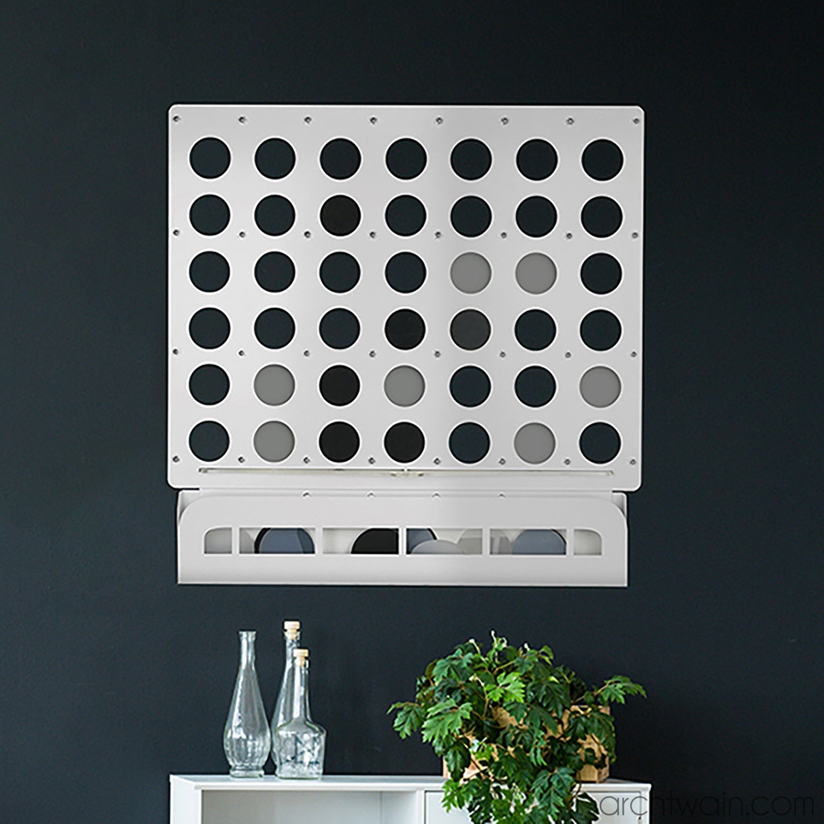 Beyaz dörtlü bağlama (Connect Four) duvar oyunu
