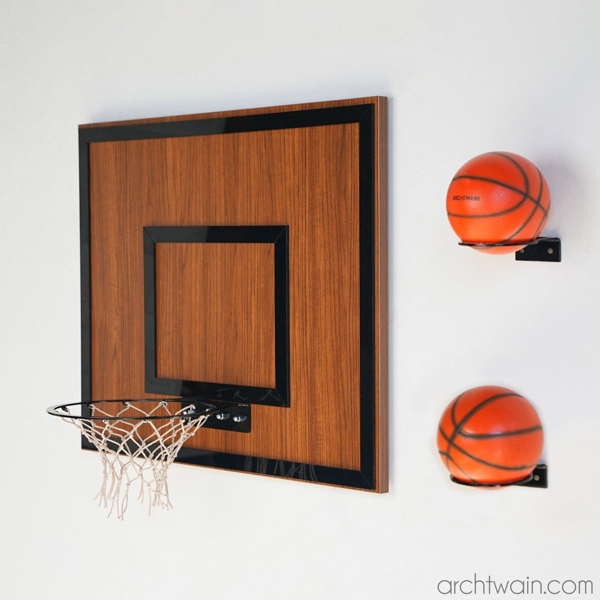 Salon duvarında ceviz ahşap basketbol potası