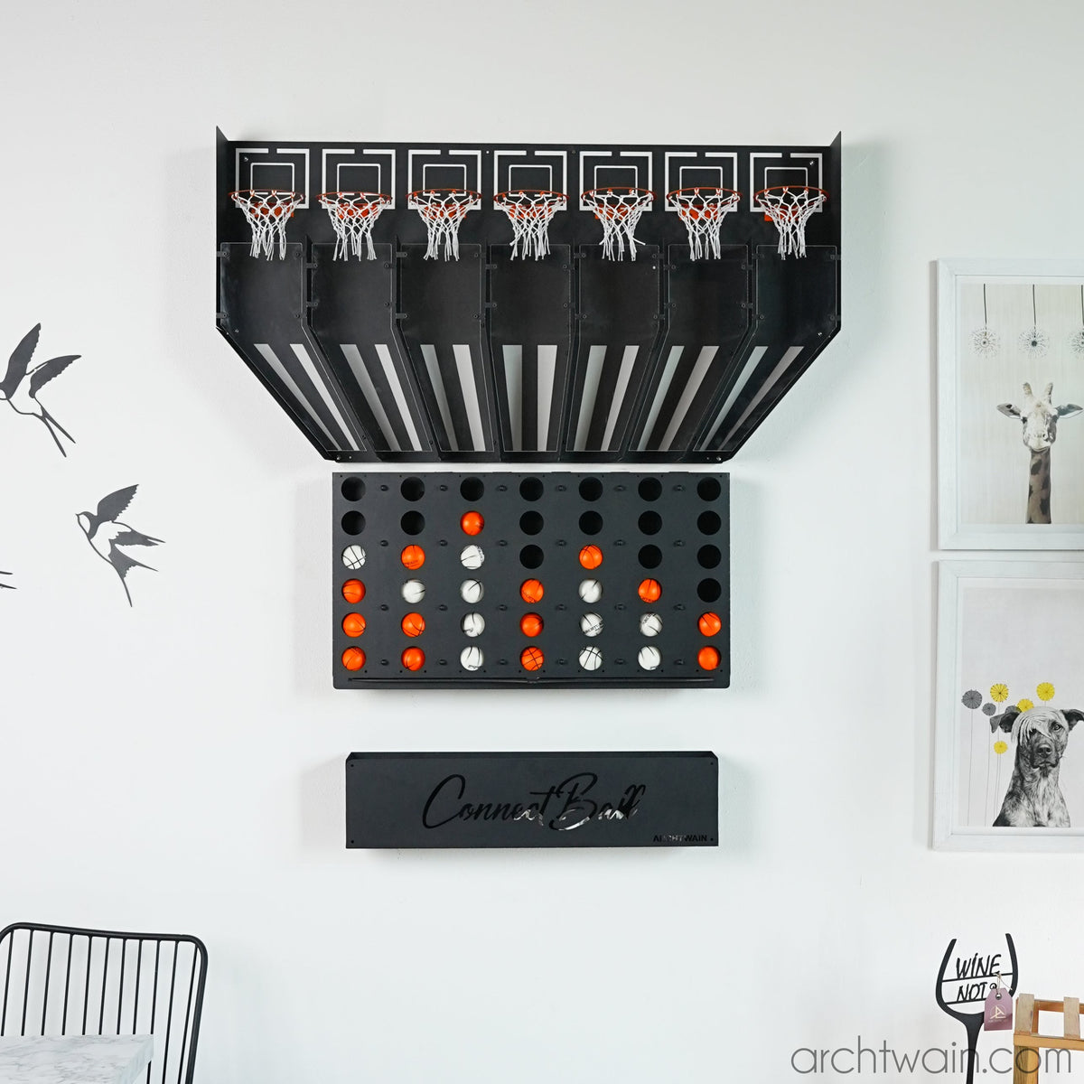 Salon duvarında Connect Four basketbol oyunu