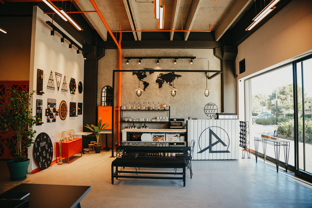 ARCHTWAIN İzmir showroom iç mekânı, duvarda sergilenen oyunlar