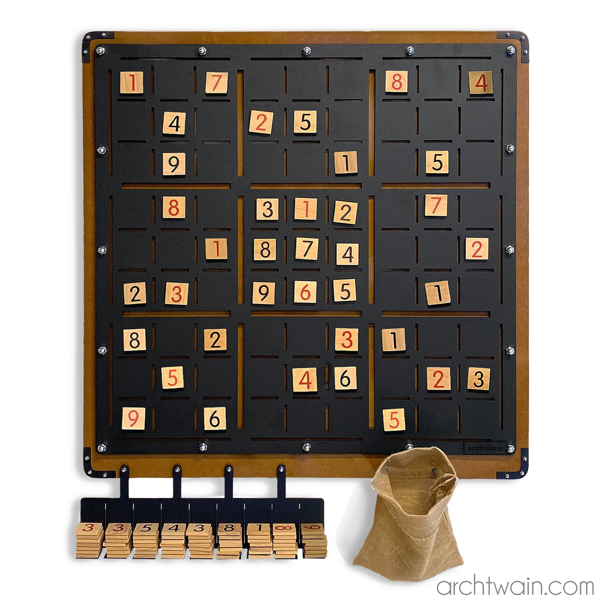 Duvara monte Mega Sudoku oyunu