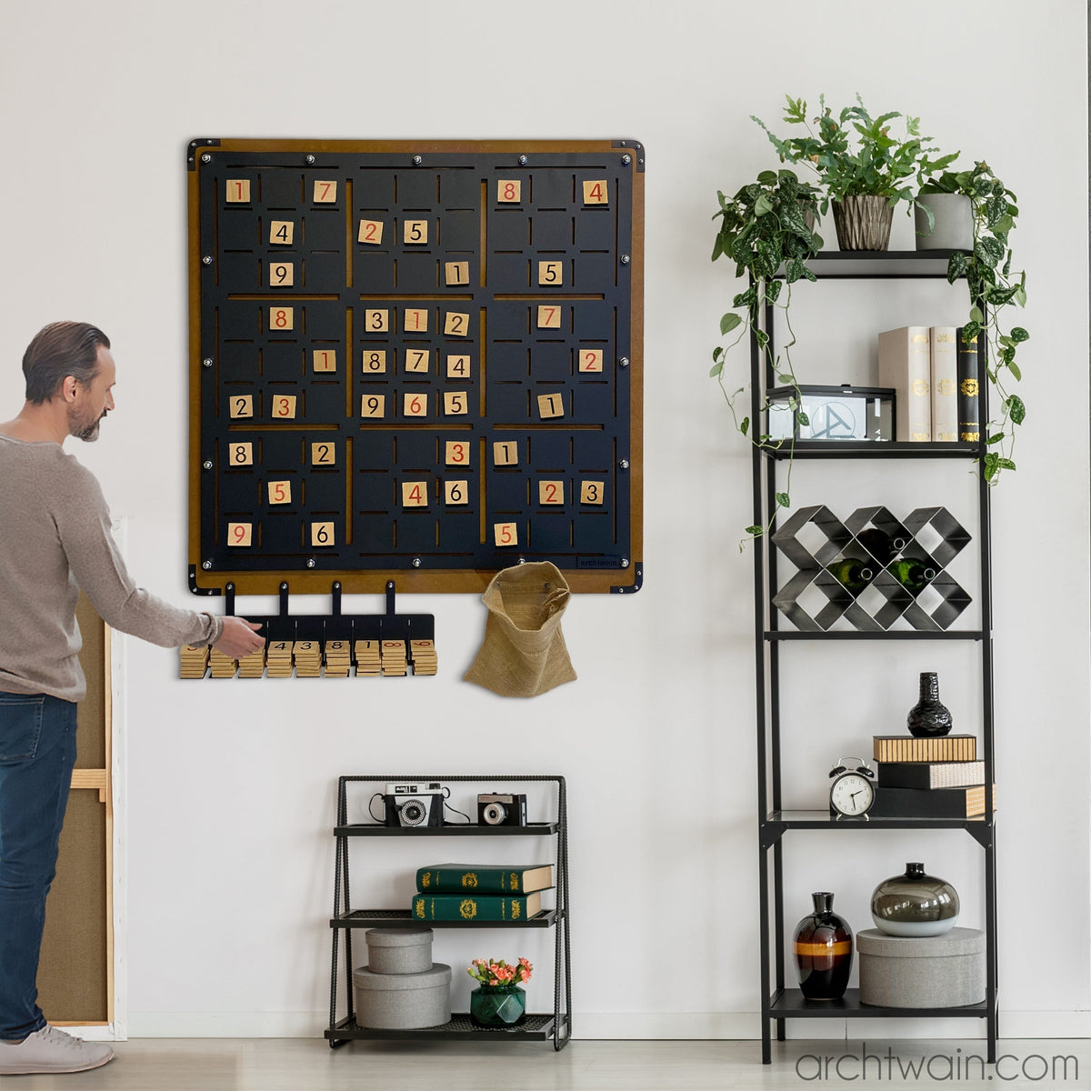 Salon duvarında Mega Sudoku oyunu