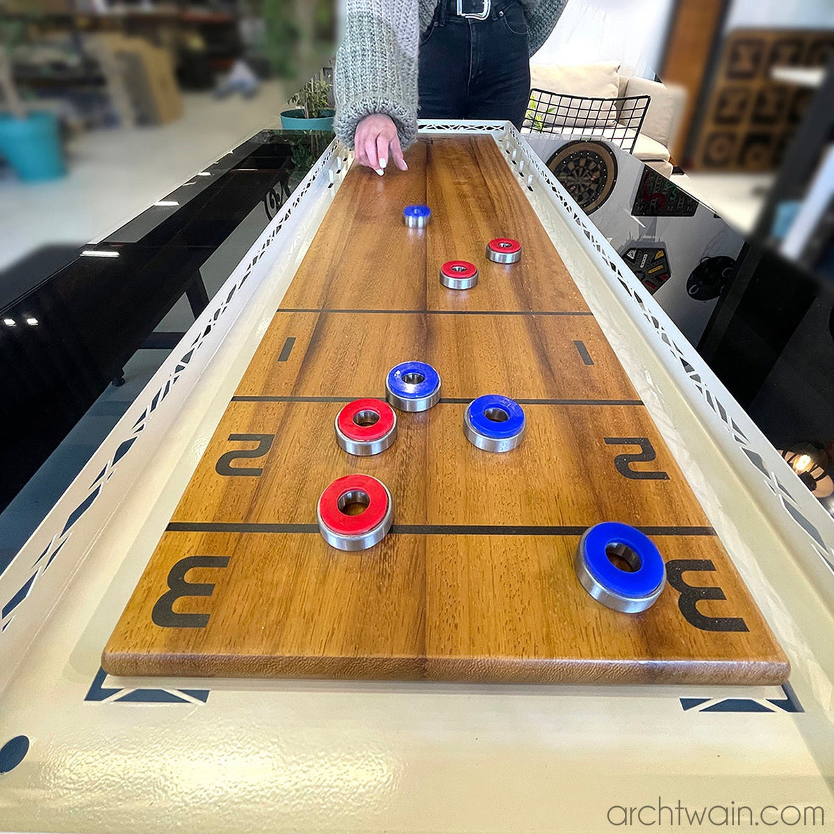 Shuffle tahtası shuffleboard oyunu, tam görünüm