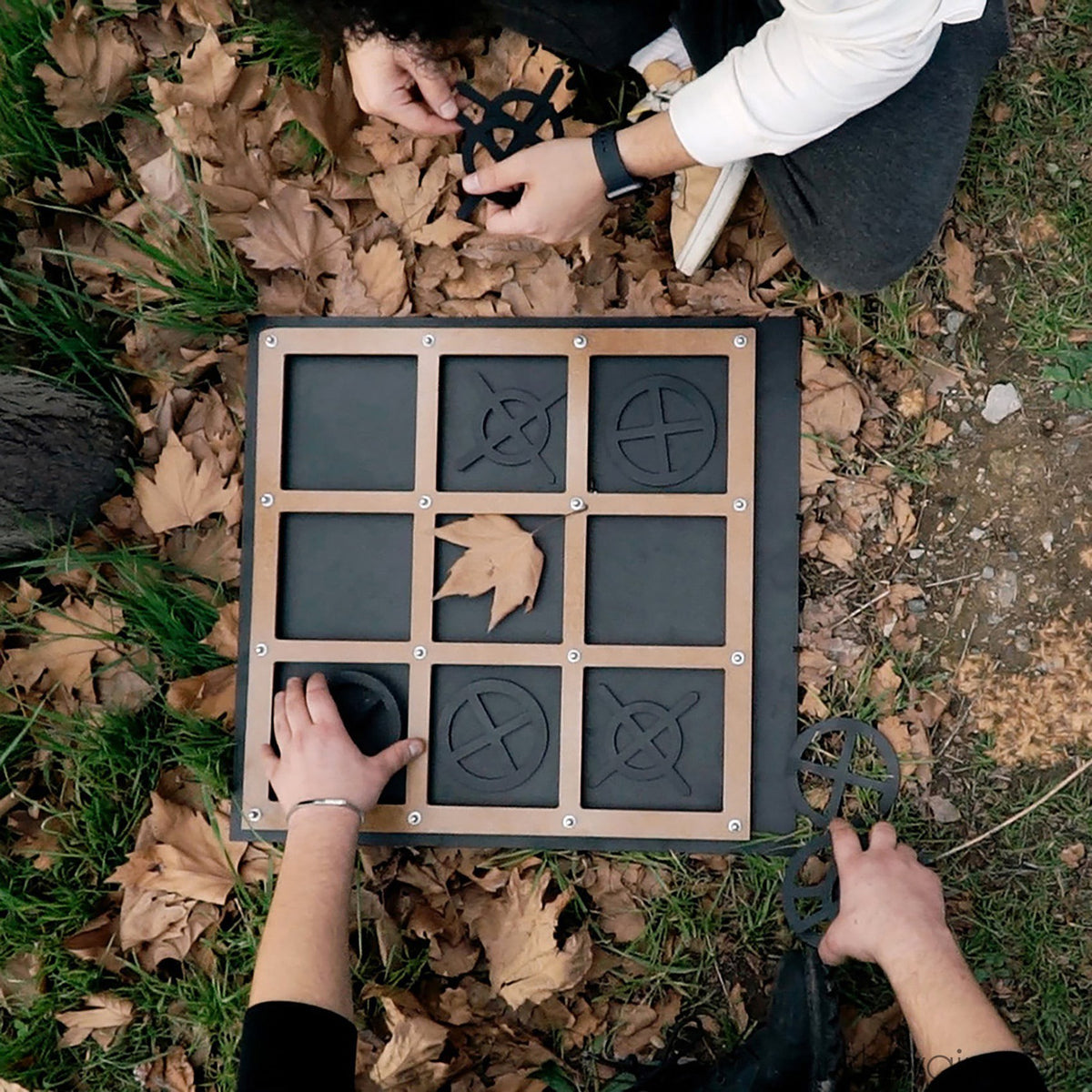 Salon duvarında tic tac toe oyunu